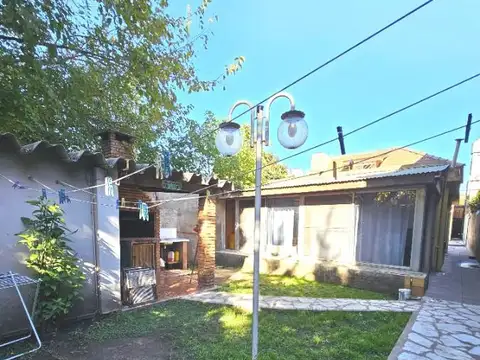 ¡Dos casas, un lote, una oportunidad en Villa Ballester para vivir o invertir! Apto crédito