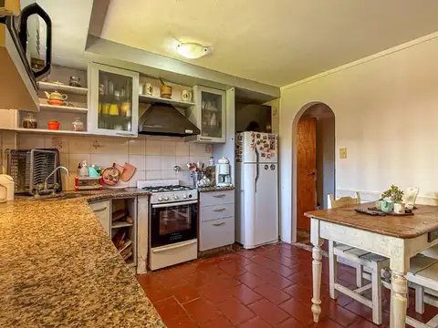 VENTA CASA 4 AMBIENTES CON PARQUE APTA CREDITO