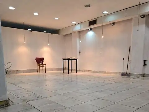 Local con entre-piso y sòtano, apto múltiples destinos