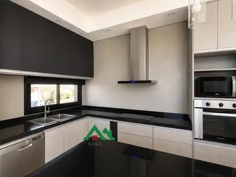 Casa 7 ambientes con 2 baños