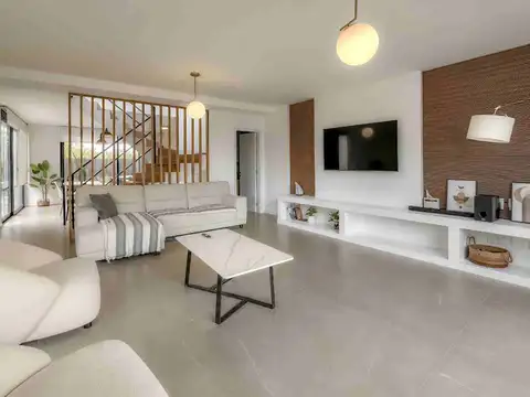 Depto Tipo Casa en Alquiler de 4 ambientes