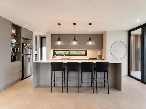 Casa en Venta con 4 cocheras