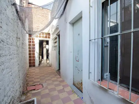 En Venta Casa 3 ambientes en una planta, con terraza, cochera y local en esquina, Apta a Credito!