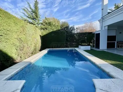 Casa en Alquiler con 1 cochera