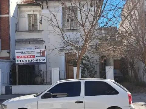 nuevo valor. Casa de estilo 2 PLANTAS PRÓXIMO A POLO GASTRONÓMICO zona residencial APTO DESTINO COMERCIAL.