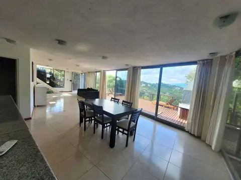 Casa 6 ambientes con 2 baños