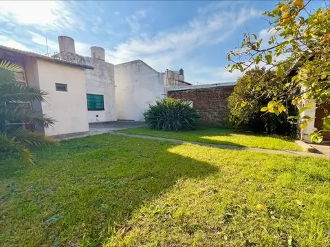 VENTA CASA 4 AMBIENTES EN VILLA ADELINA CON JARDIN