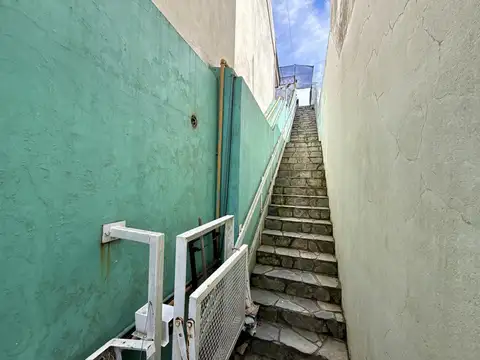 Casa 6 ambientes con 2 baños