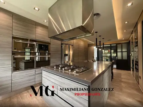 Casa 8 ambientes con 7 baños