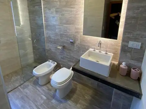 Casa 2 ambientes con 2 baños