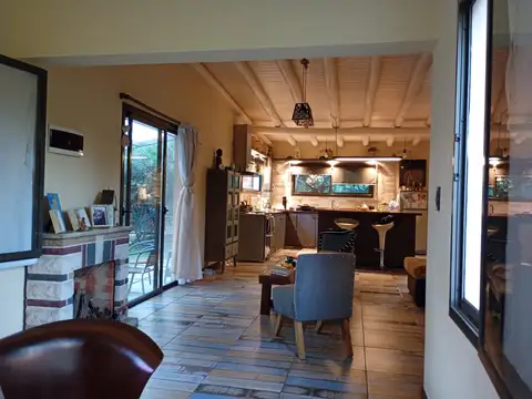 Casa 4 ambientes con 2 baños