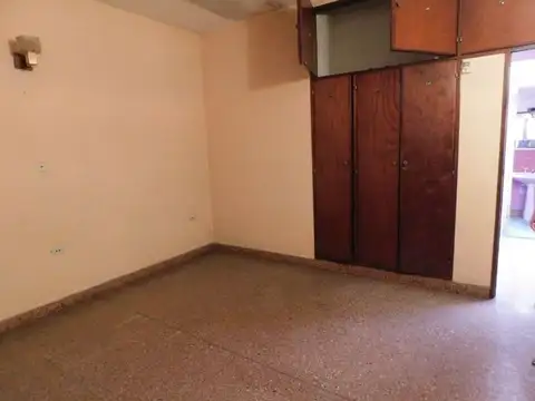 Casa en 2 plantas con local comercial