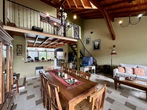 Casa en Venta con 2 cocheras