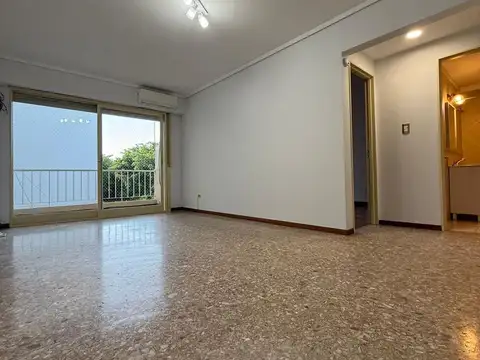 alquiler Departamento 2 ambientes con balcon a metros de estacion tren y avenida