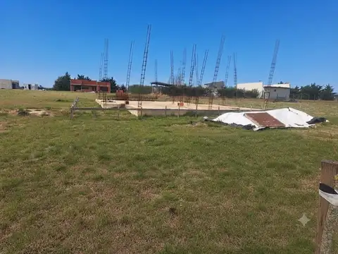 VENDO TERRENO CON CIMIENTOS EN BARRIO PRIVADO "ALTOS VILLA ELISA"