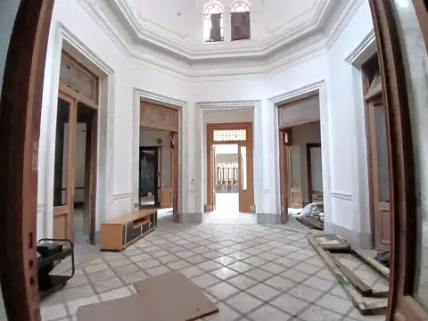EXCLUSIVA Casa de 26 Ambientes en Monserrat con terraza, patio, parilla. Ideal usos múltiples