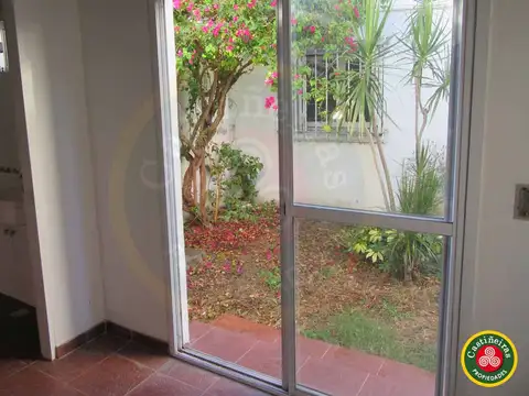 Casa 6 ambientes con 2 baños