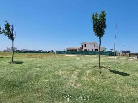 Lote en Esquina de 614 m² en Riberas, Puertos del Lago – Servicios Premium