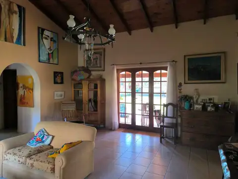 Casa 6 ambientes con 2 baños