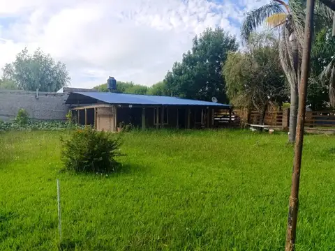 Casa con pileta y  parque arbolado en Andino, dos dormitorios