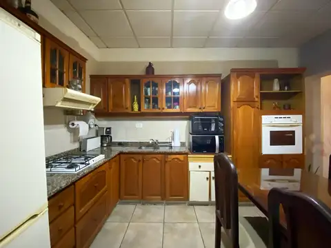 Casa 4 ambientes con 2 baños