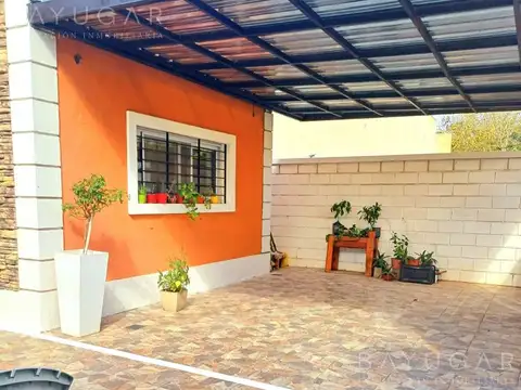 Casa en Venta con 2 cocheras