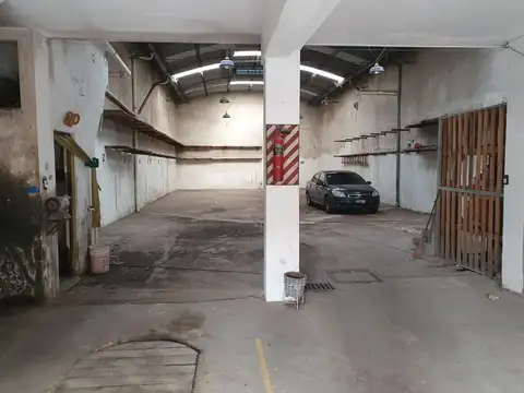 Edificio 3 plantas - PB Galpón - 1º Dpto 3 Amb - 2º Dpto 2 Amb - 417 m² Edificados - Casanova