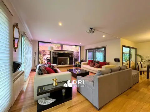 Casa 10 ambientes con 4 baños