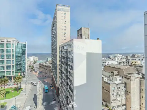 VENTA OFICINA con baño en Plaza Independencia