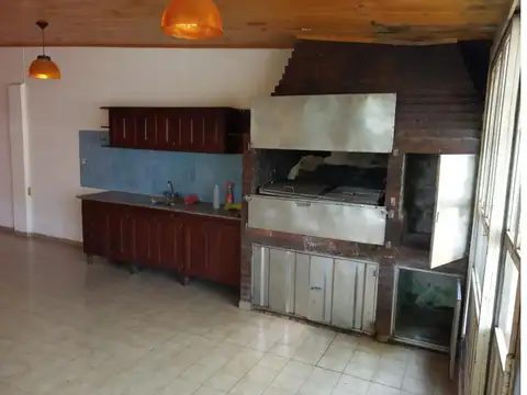 VENDE CENTRICA CASA CON PILETA Y QUINCHO- Terreno 9,50*50 m2