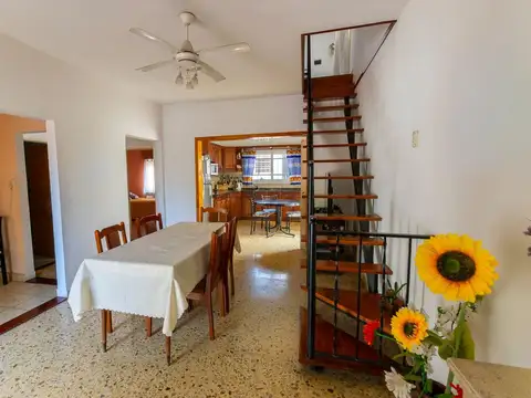 VENTA SARANDI  CASA 5 AMB PATIO + COCHERA