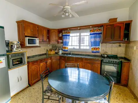 VENTA SARANDI  CASA 5 AMB PATIO + COCHERA
