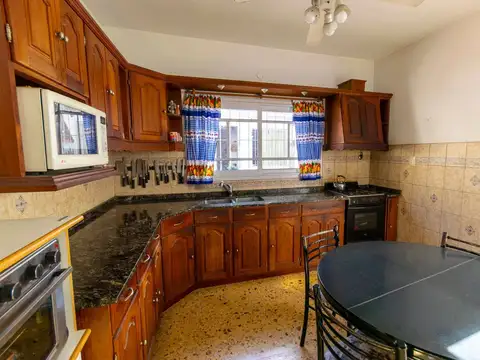Casa 5 ambientes con 2 baños