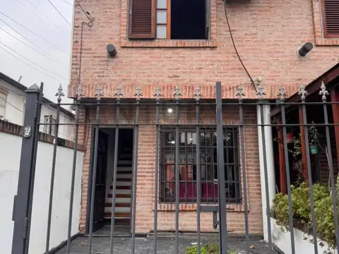 Comodisimo duplex en una zona residencial muy conectado con varias lines de colectivos,trenes y cent