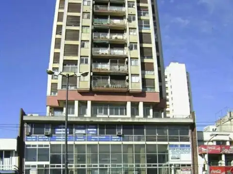 Departamento de 2 ambientes en Quilmes centro, frente a la estación.