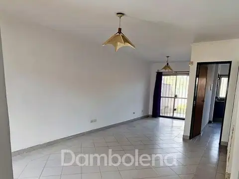 Casa en Alquiler con 2 cocheras