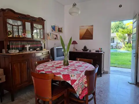 Casa c/jardín y cochera ideal dos familias