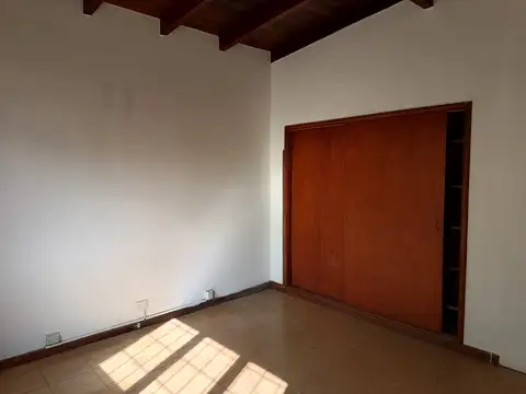 Casita en Microcentro, 2 ambientes amplios, jardín propio. Sin expensas. Oficina opcional