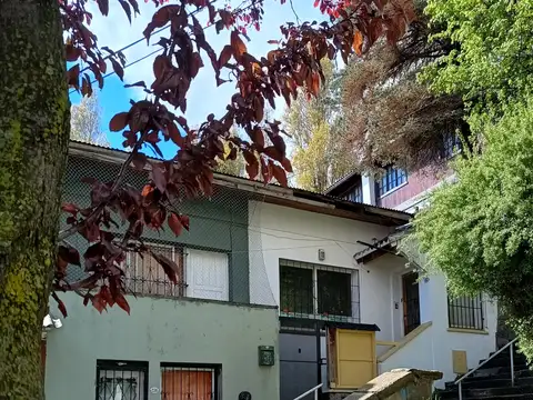 Casita en Microcentro, 2 ambientes amplios, jardín propio. Sin expensas. Oficina opcional