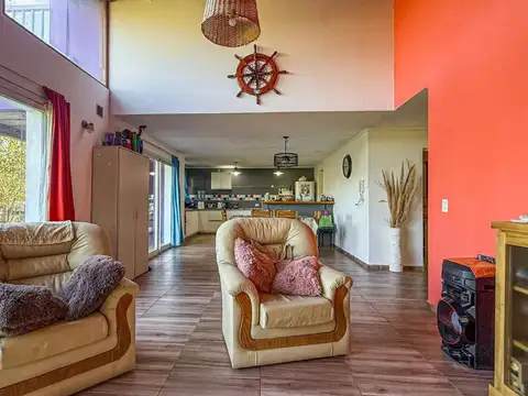 Venta casa 6 ambientes en Acantilados 400m del mar
