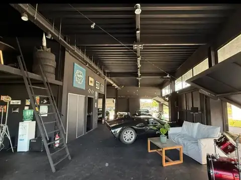 Casa en Alquiler con 2 cocheras