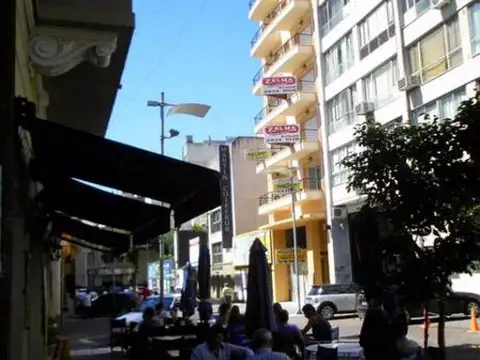 Venta de locales. Abasto: Hermos Local a pasos del Shoppings.