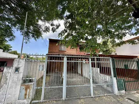 Casa en Venta de 2 dormitorios. Patio con parrilla. Centro Campana