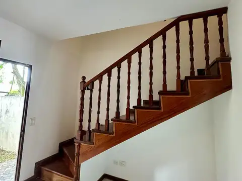 Casa en Venta de 2 dormitorios. Patio con parrilla. Centro Campana