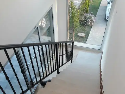 Casa 5 ambientes con 3 baños