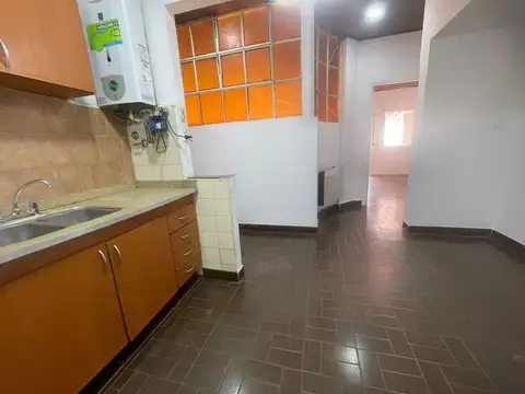 PH EN ALQUILER LANUS OESTE.  3 AMBIENTES Y PATIO.