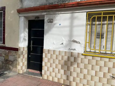 PH EN ALQUILER LANUS OESTE.  3 AMBIENTES Y PATIO.