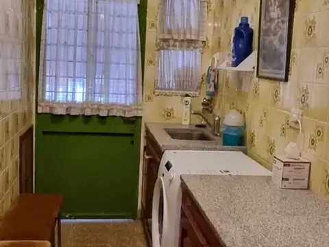 CASA EN VILLA DEVOTO CON GARAGE Y JARDIN
