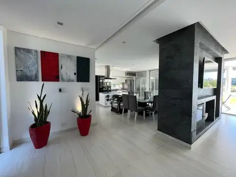 Casa en Venta con 4 cocheras