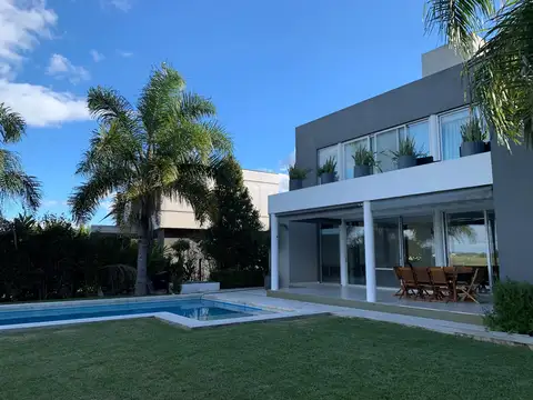 Casa 5 ambientes con 3 baños